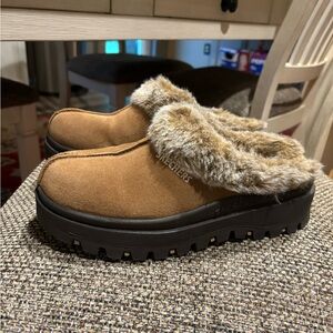 Women’s size 10 slip on clogs by Skechers! 🤎